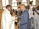 M. SATCHIVI recevant le corps du Christ 4ème Photo